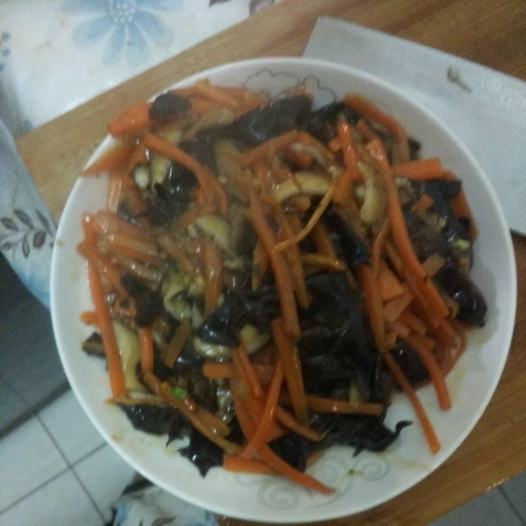 胡萝卜香菇炒木耳