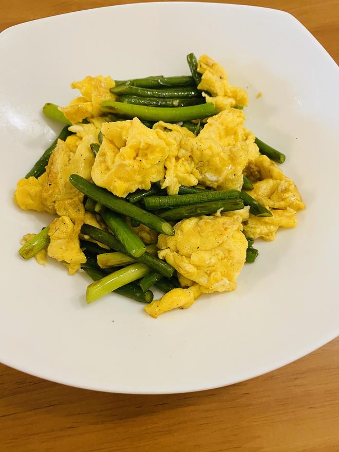 炒鸡蛋好吃的窍门，其实不是加水也不是加料酒：蒜苔炒鸡蛋（附视频）的做法