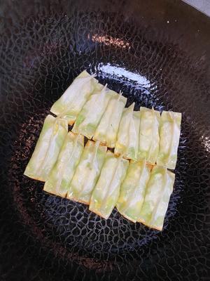 超级好吃的西葫芦鸡蛋素锅贴（馄饨皮版）的做法 步骤3