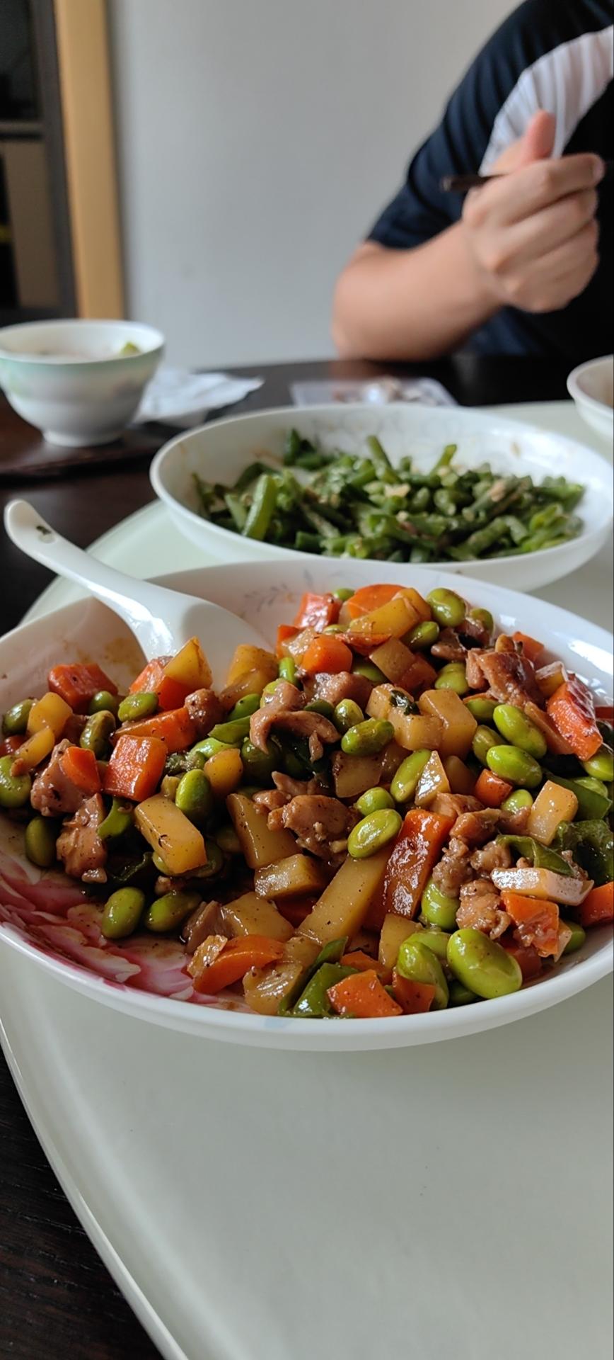 土豆和鸡腿的美味组合😋三丁炒鸡腿肉吃起来