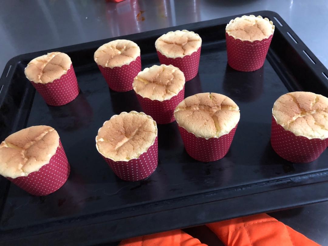 简单的戚风小纸杯蛋糕