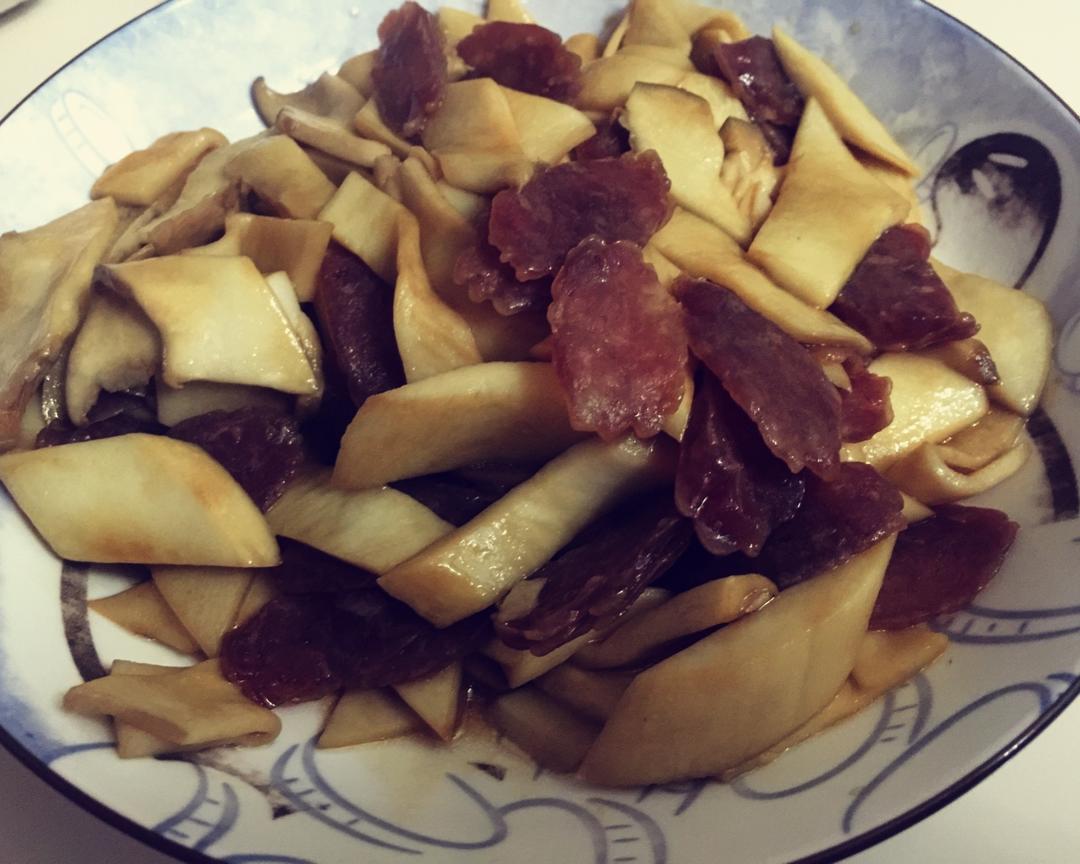 腊肠炒杏鲍菇的做法