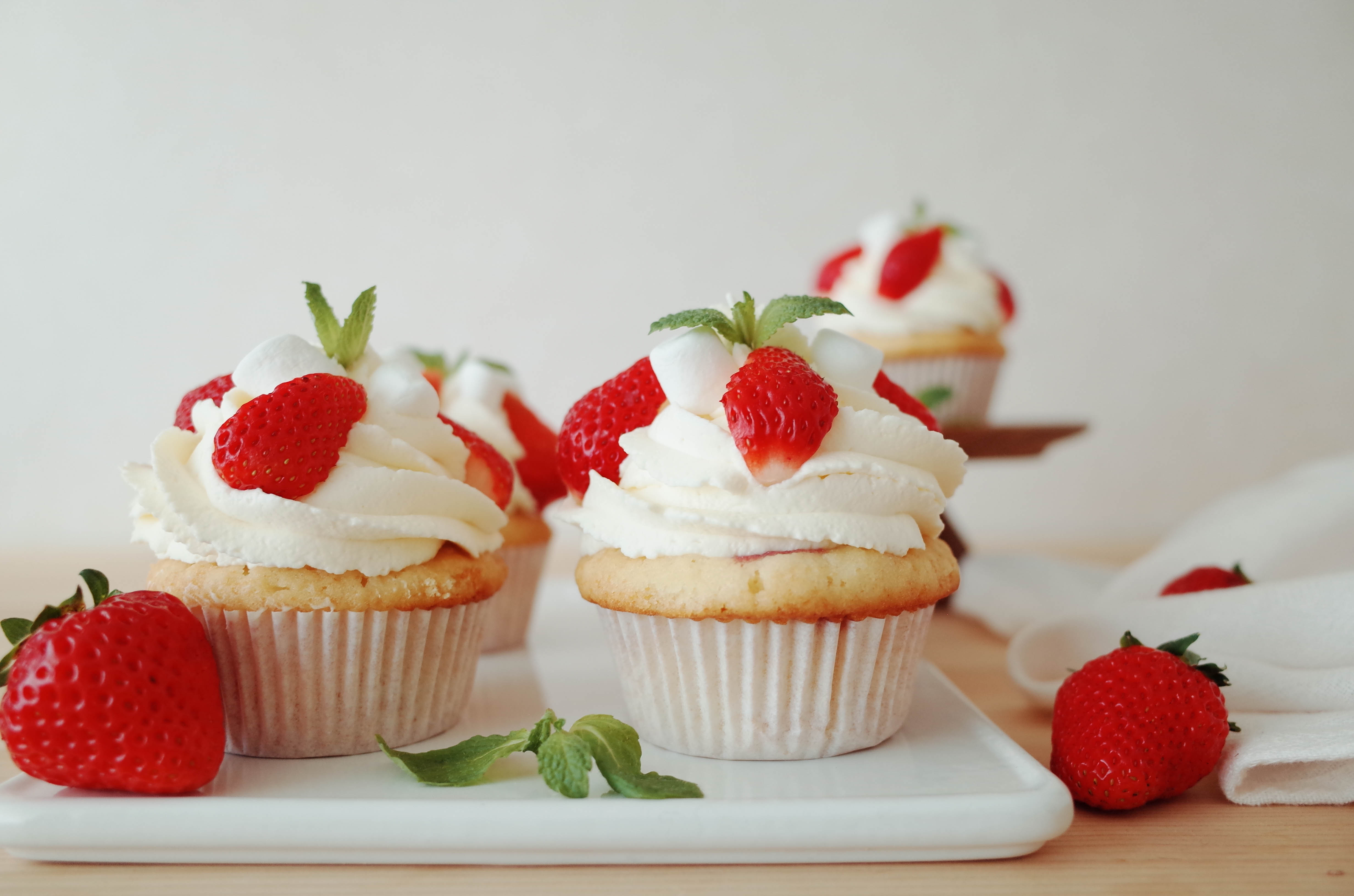 草莓三重奏杯子蛋糕