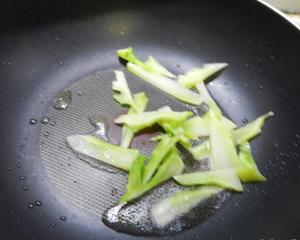 西兰花蟹味菇汤的做法 步骤2