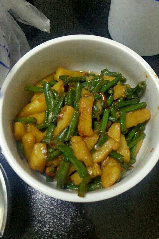 睿睿思密达做的家常菜土豆焖豇豆