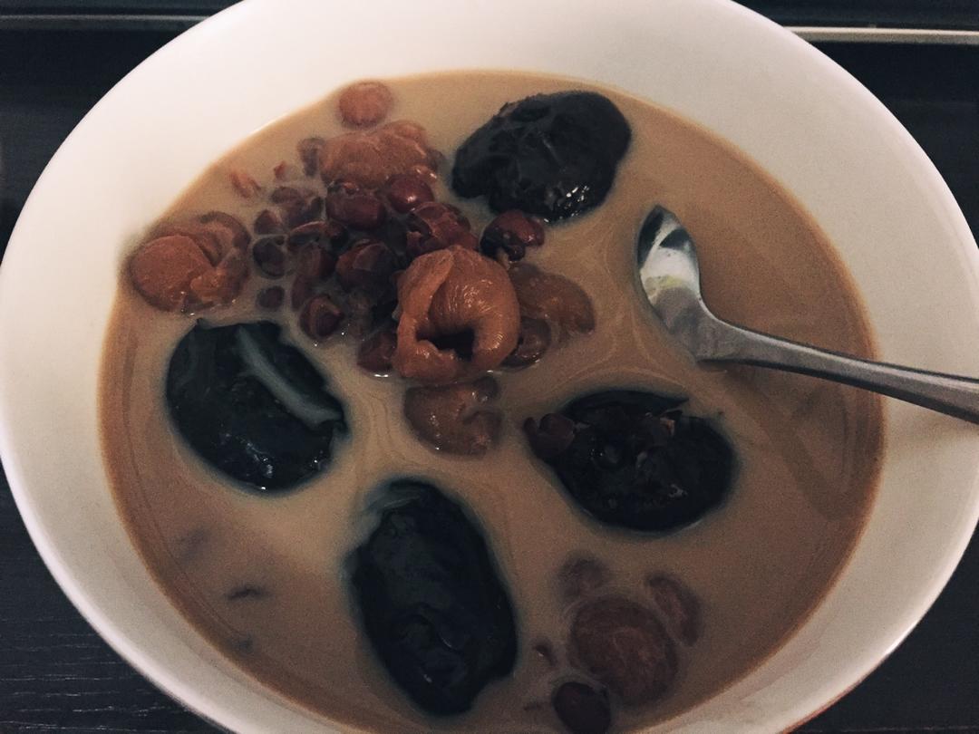 红枣红豆薏仁牛奶粥