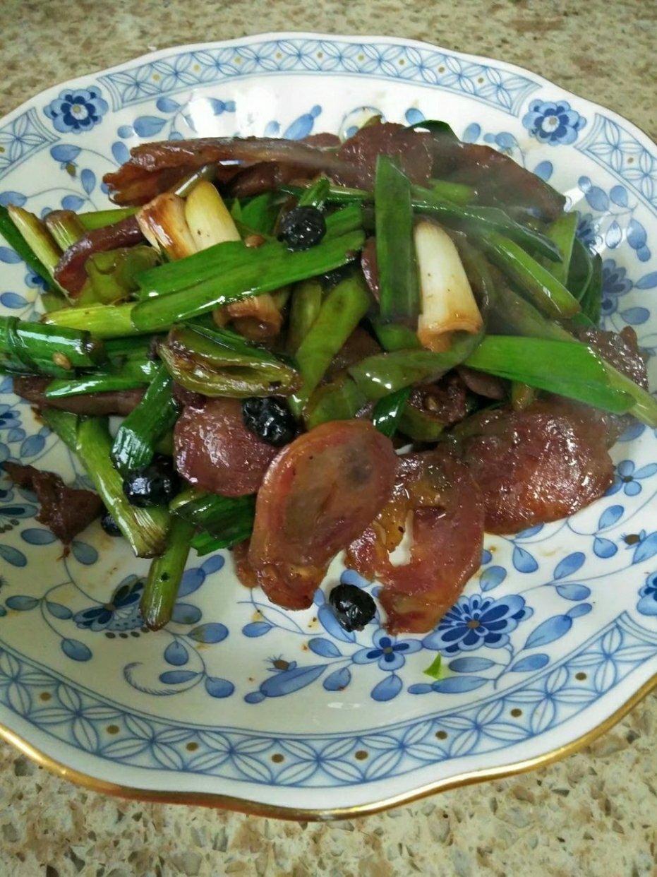 胡萝卜蒜苗炒腊肠