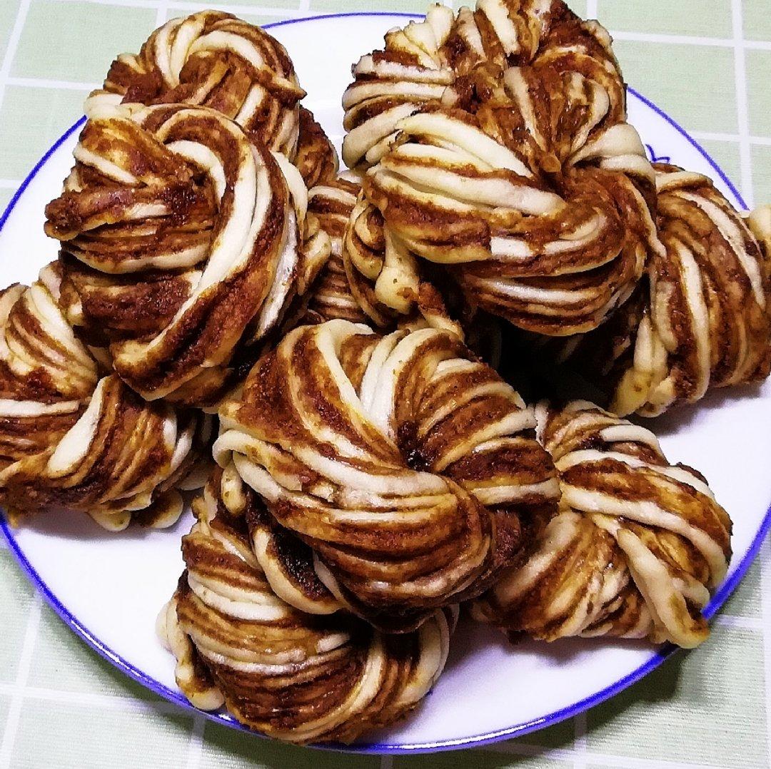 苗020902做的古早味芝麻酱红糖花卷 & 椒盐葱香花卷