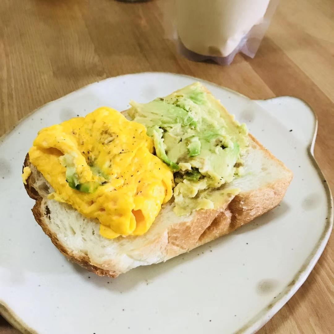 牛油果炒蛋脆皮吐司的做法