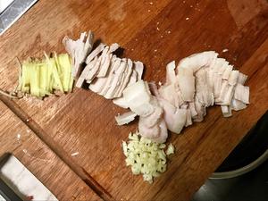 「酸菜白肉」的做法 步骤2