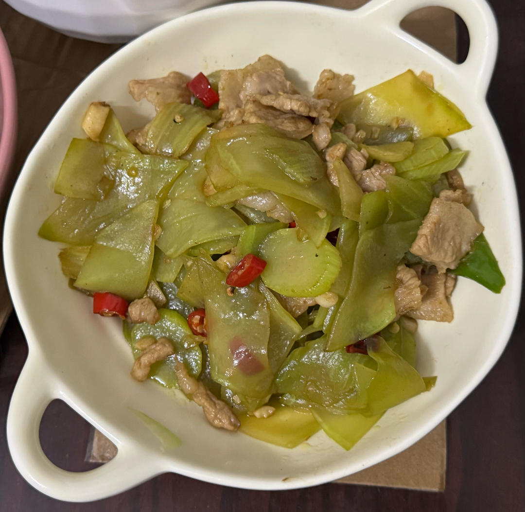 简单好吃下饭的莴笋炒肉来啦！