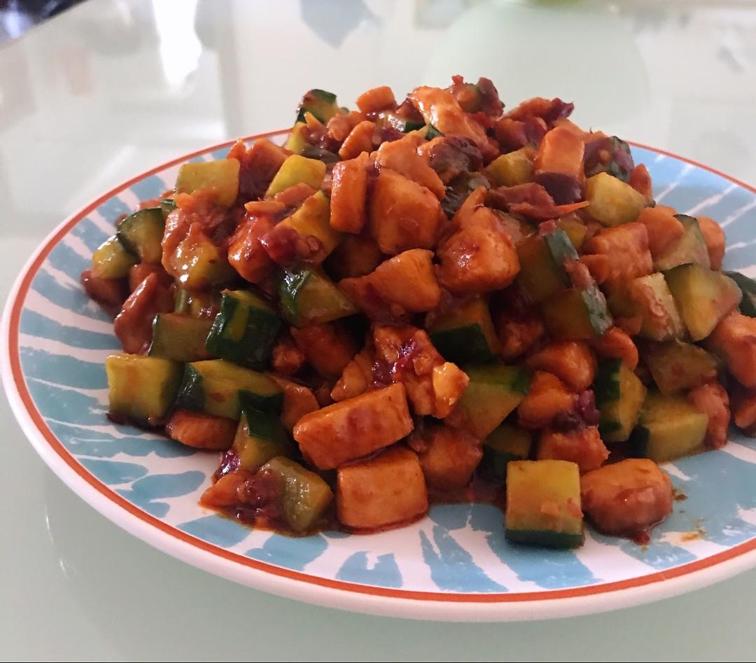 超级下饭的辣炒黄瓜鸡丁
