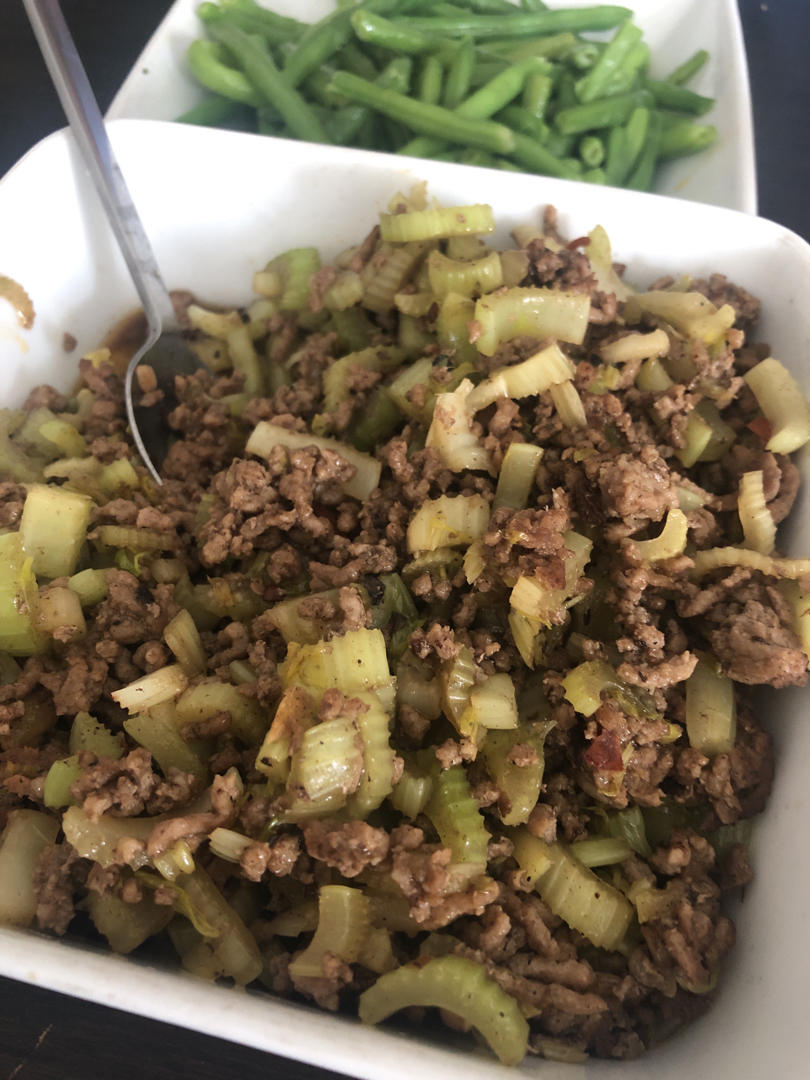 芹菜肉末（有超级下饭的秘诀！）