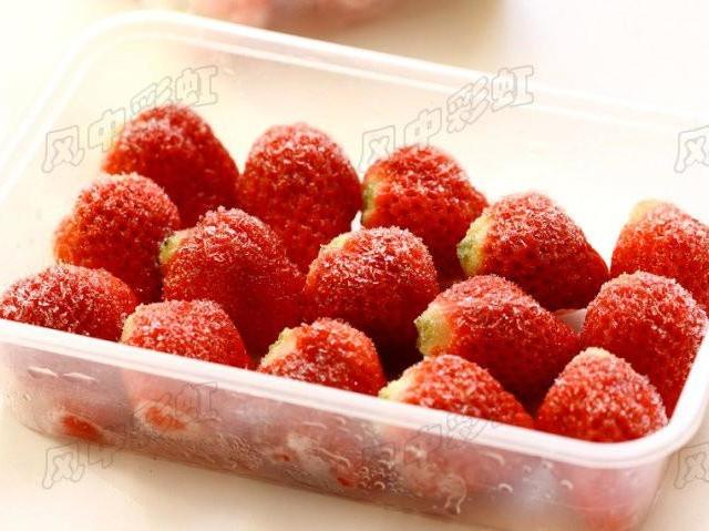 冻草莓的做法