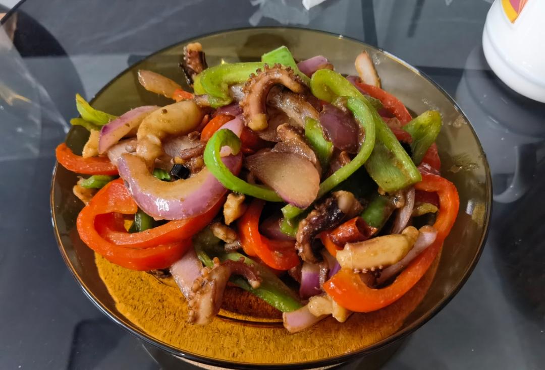 爆炒鱿鱼须，加上这一步，可以与铁板鱿鱼媲美