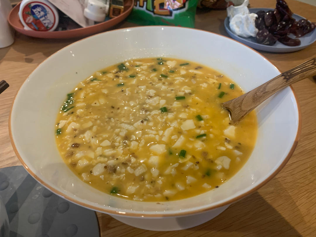 简单美味，老少皆宜——葱香咸蛋黄豆腐羹