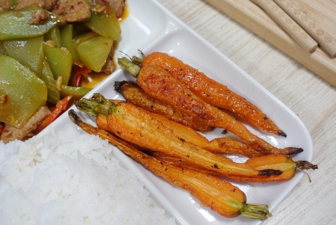 迷迭香烤有机胡萝卜