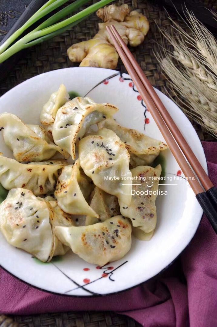 焦香焦香的煎饺 冷冻饺子无需解冻就可以煎