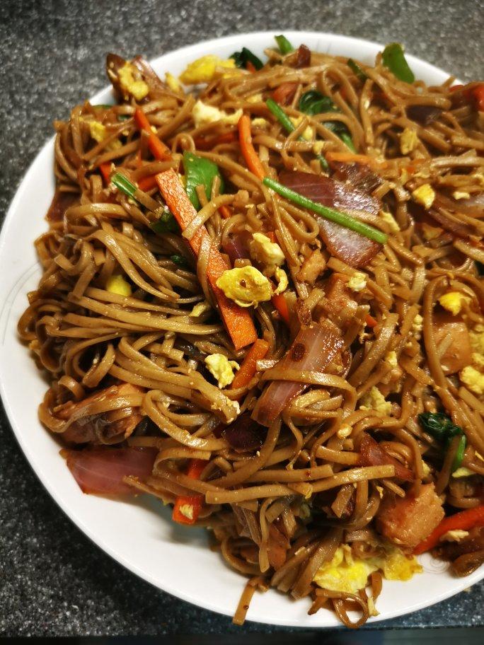 青菜蘑菇鸡蛋火腿肠炒挂面