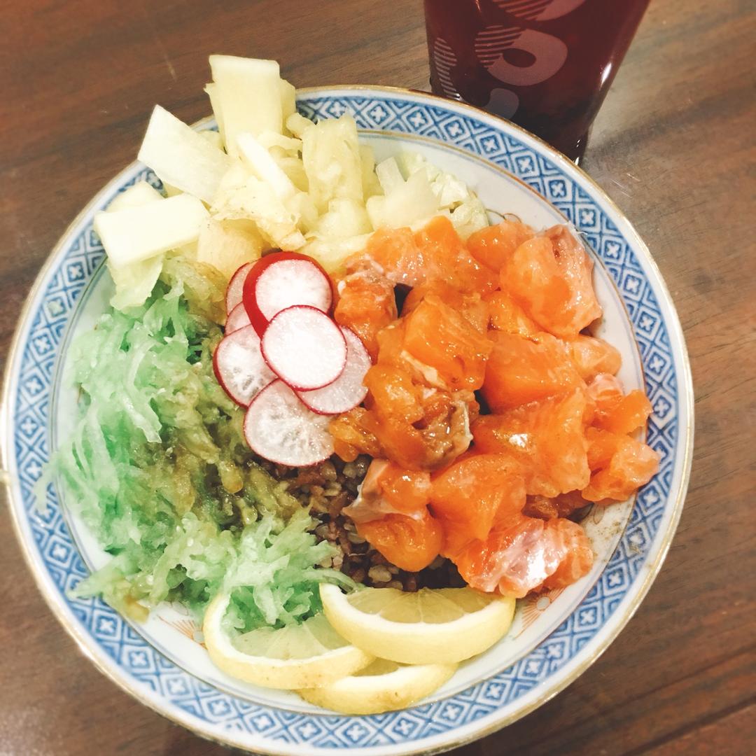 鱼大蛋做的poke饭