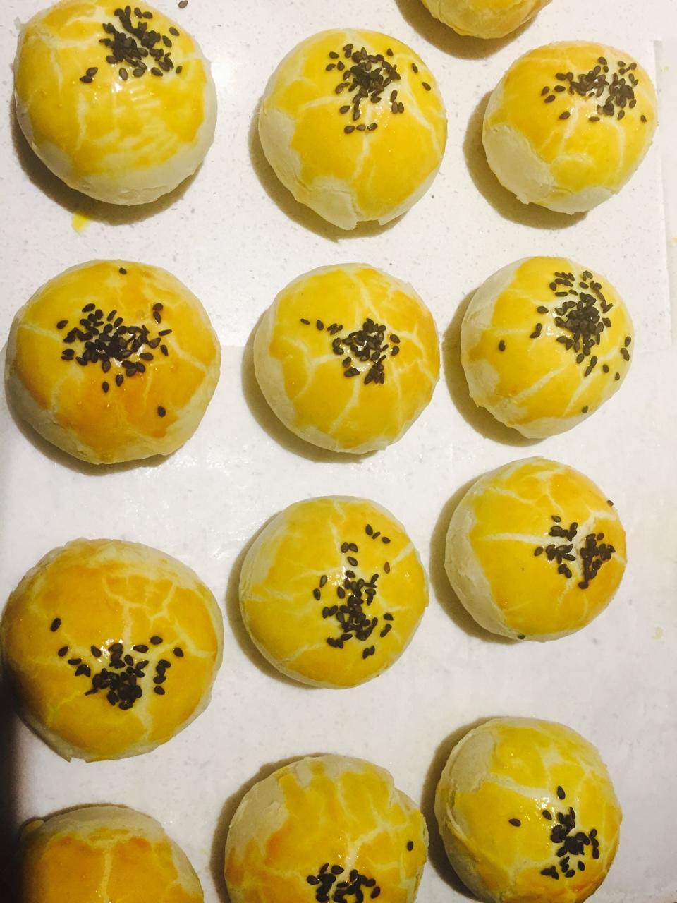 蛋黄酥 Danhuangsu