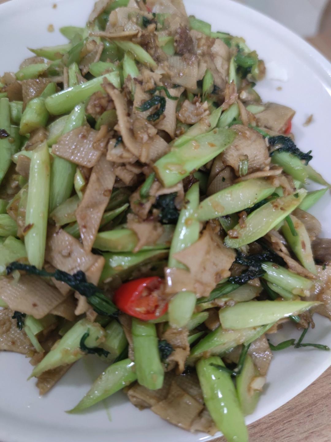 家常芦笋烧豆腐皮
