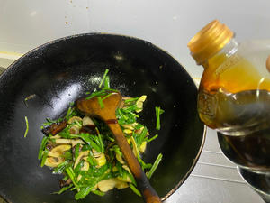 杭邦菜：韭菜春笋炒酱肉的做法 步骤6
