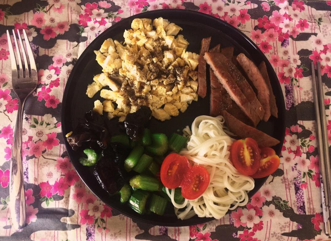 减肥食谱：香煎鸡胸+蒜蓉西兰花
