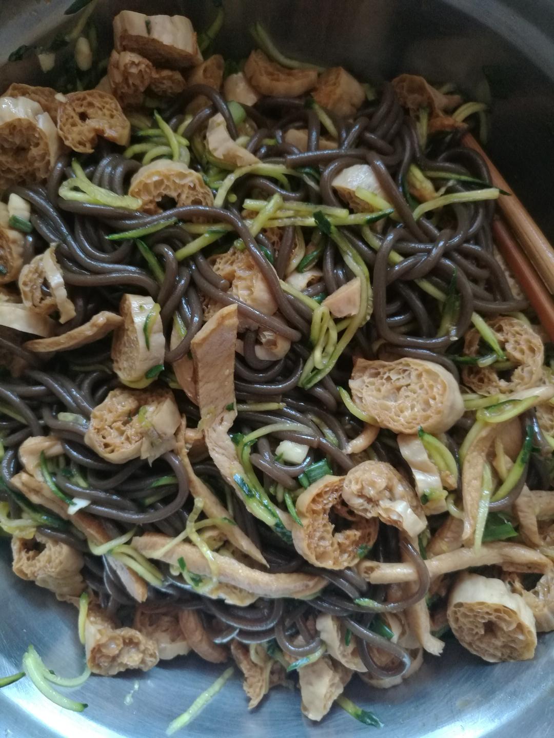 【凉拌蕨根粉】