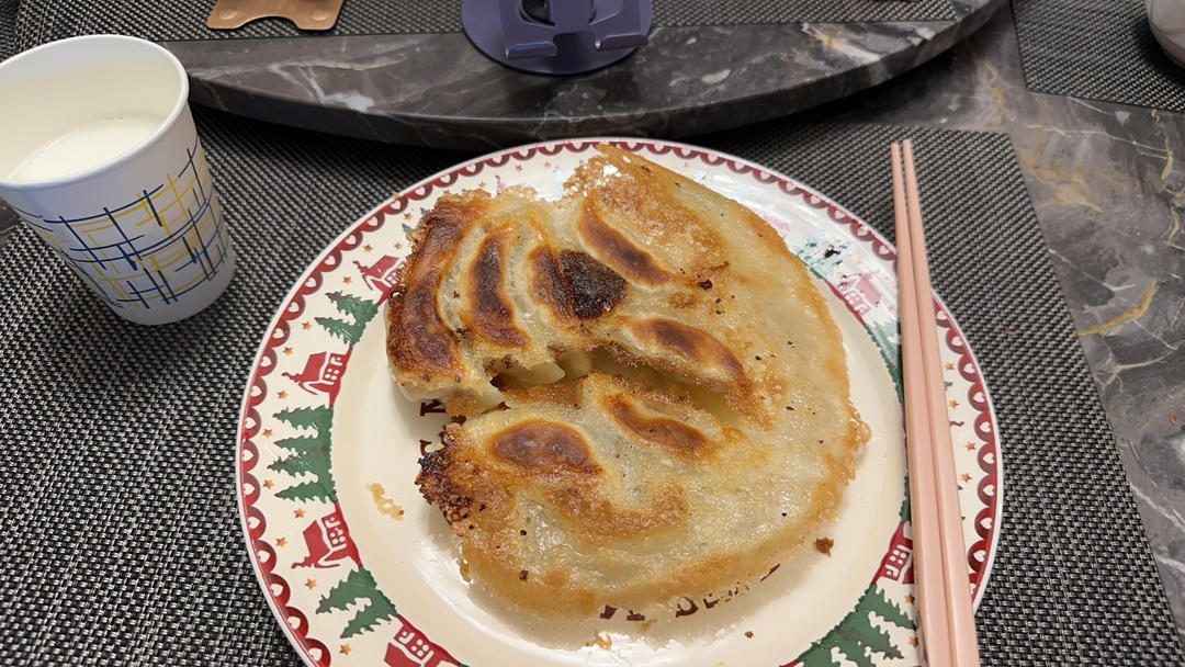 冰箱冷冻水饺做煎饺