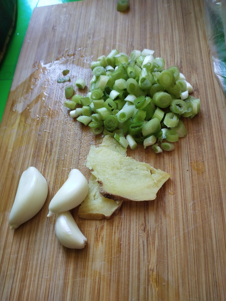 <酸菜炖脊骨>，欣小厨 😉的做法 步骤4