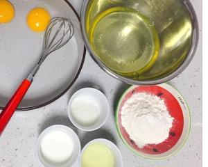 6寸戚风胚／水果夹心奶油蛋糕 ​的做法 步骤1
