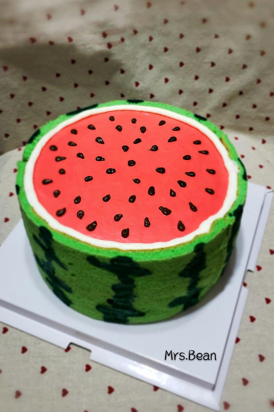 口袋怪兽做的西瓜造型奶油蛋糕