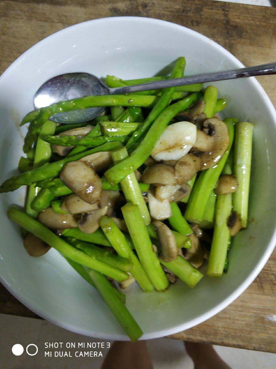 芦笋炒蘑菇