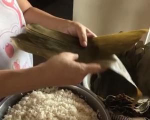 台山粘米粽 - 视频（四角荷包形）的做法 步骤7