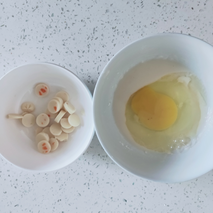 快手营养早餐～宝宝辅食鸡蛋鱼肠饼的做法 步骤2