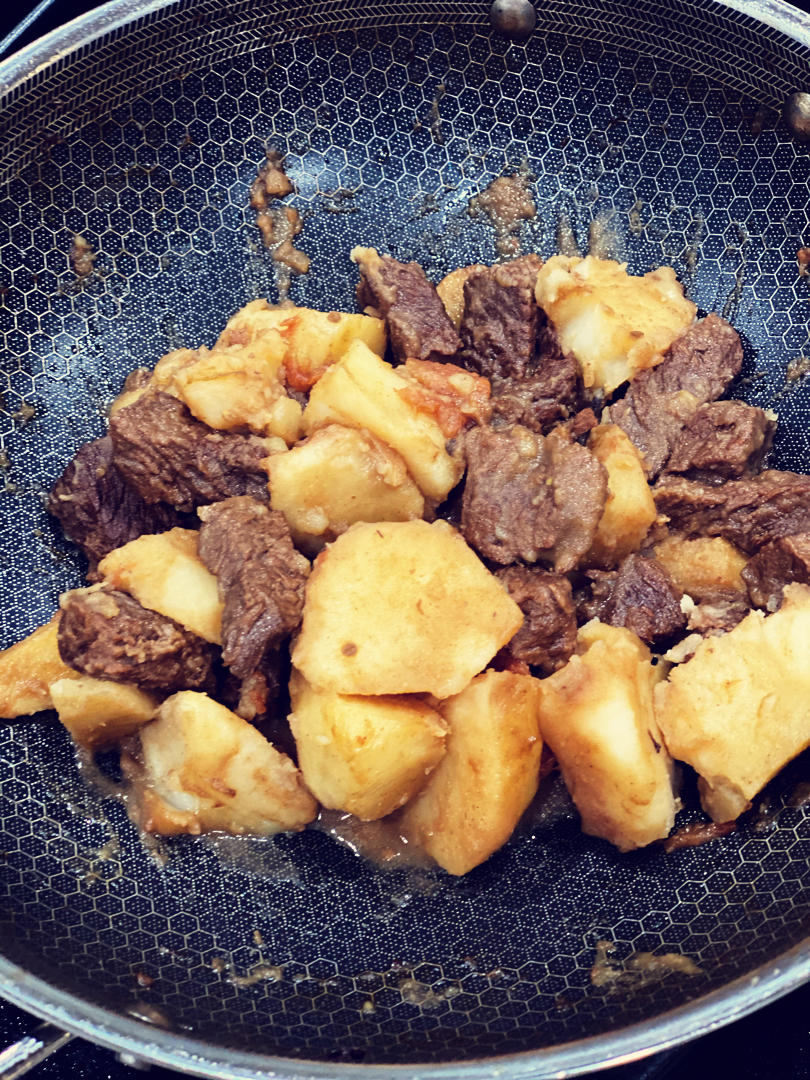 小孩子最爱吃的土豆炖牛肉，超级简单易操作，软糯可口