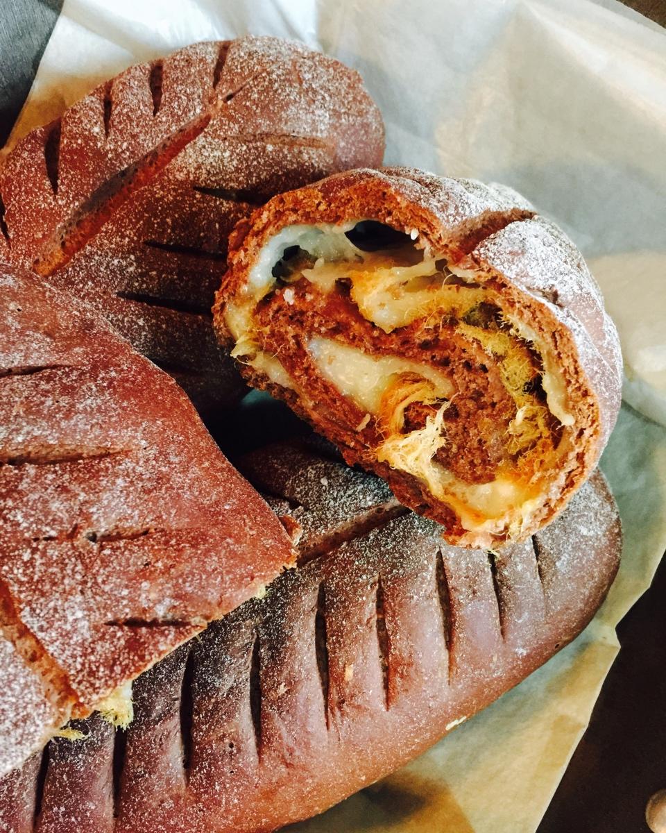 红豆/肉松麻薯软欧面包+石榴茶【曼食慢语】