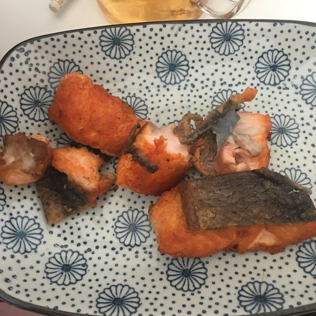 脆皮嫩肉——极致煎三文鱼