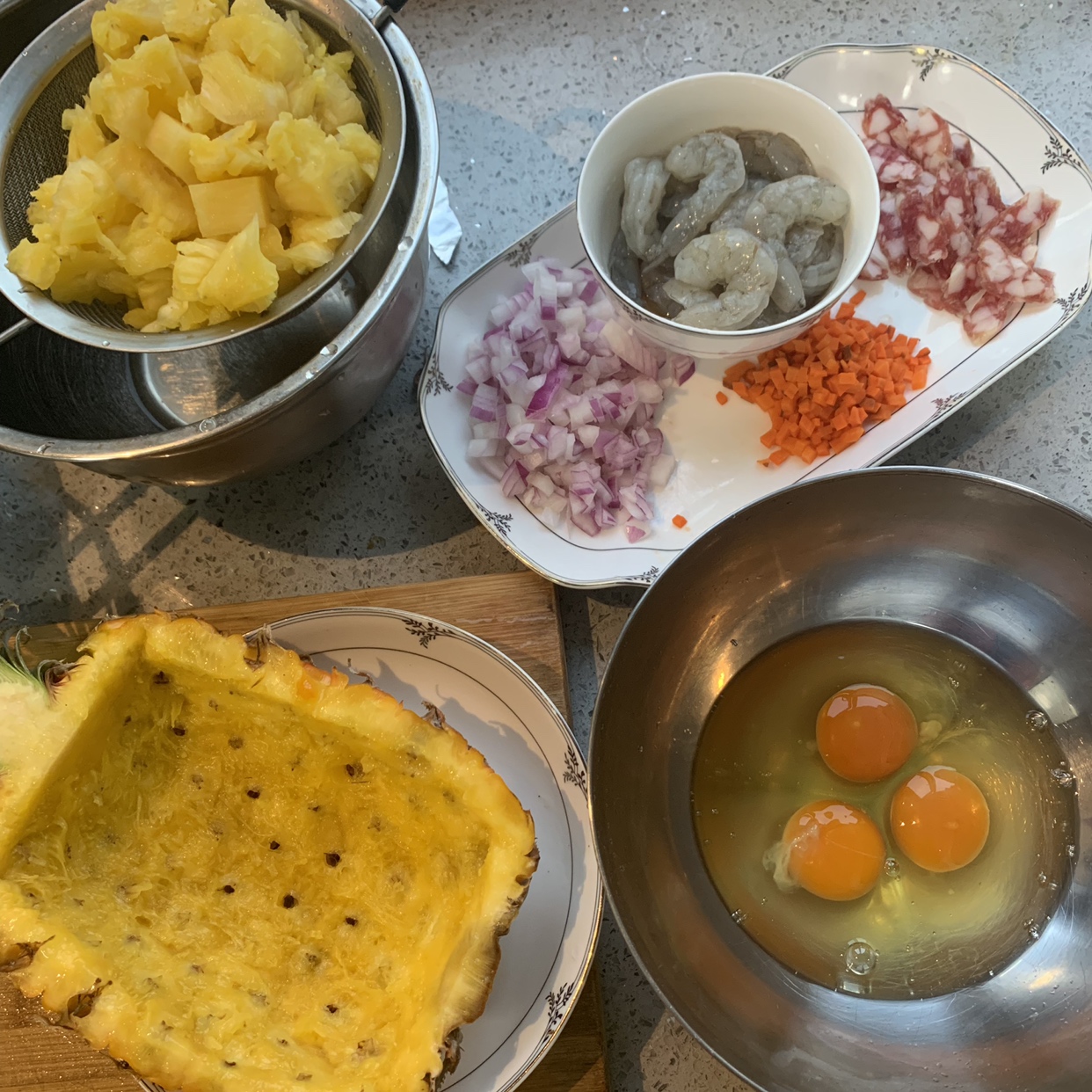 虾仁腊肠菠萝炒饭🍍的做法 步骤1