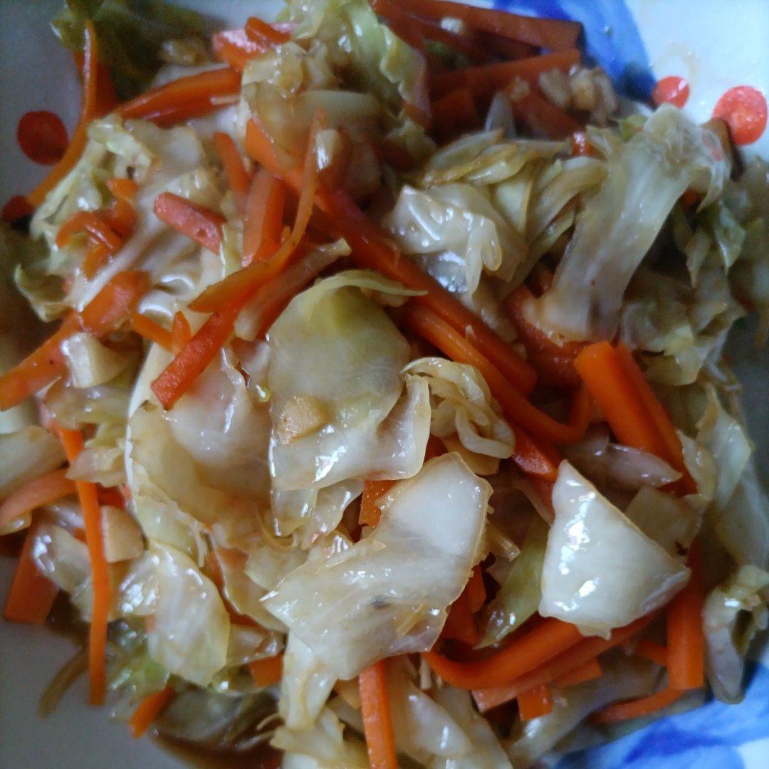 快手素炒圆白菜胡萝卜丝