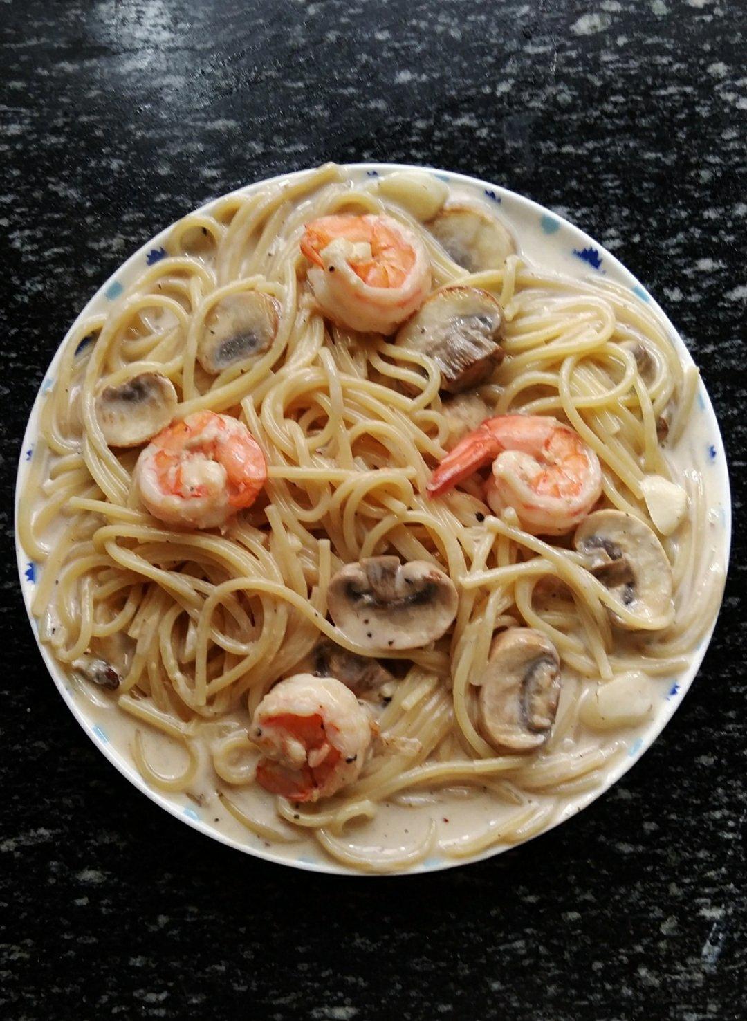 海鲜白酱意大利面