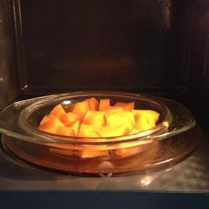微波炉版南瓜粥的做法 步骤2