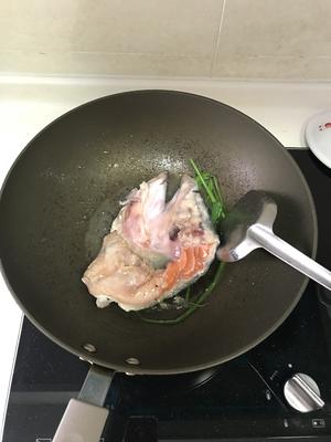 三文鱼头汤的做法 步骤2