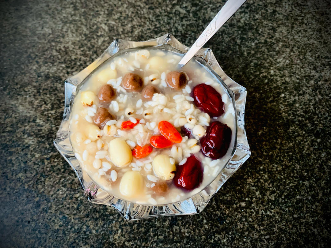 秋天的第一碗甜品——黑珍珠莲子银耳甜酒羹