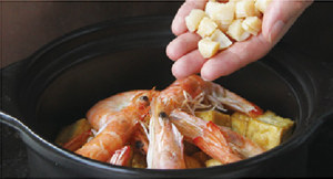 【食材包操作说明】瑶柱鲜虾焖豆腐的做法 步骤2