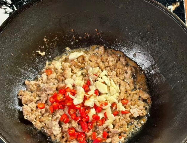 梅干菜炒毛豆的做法 步骤7