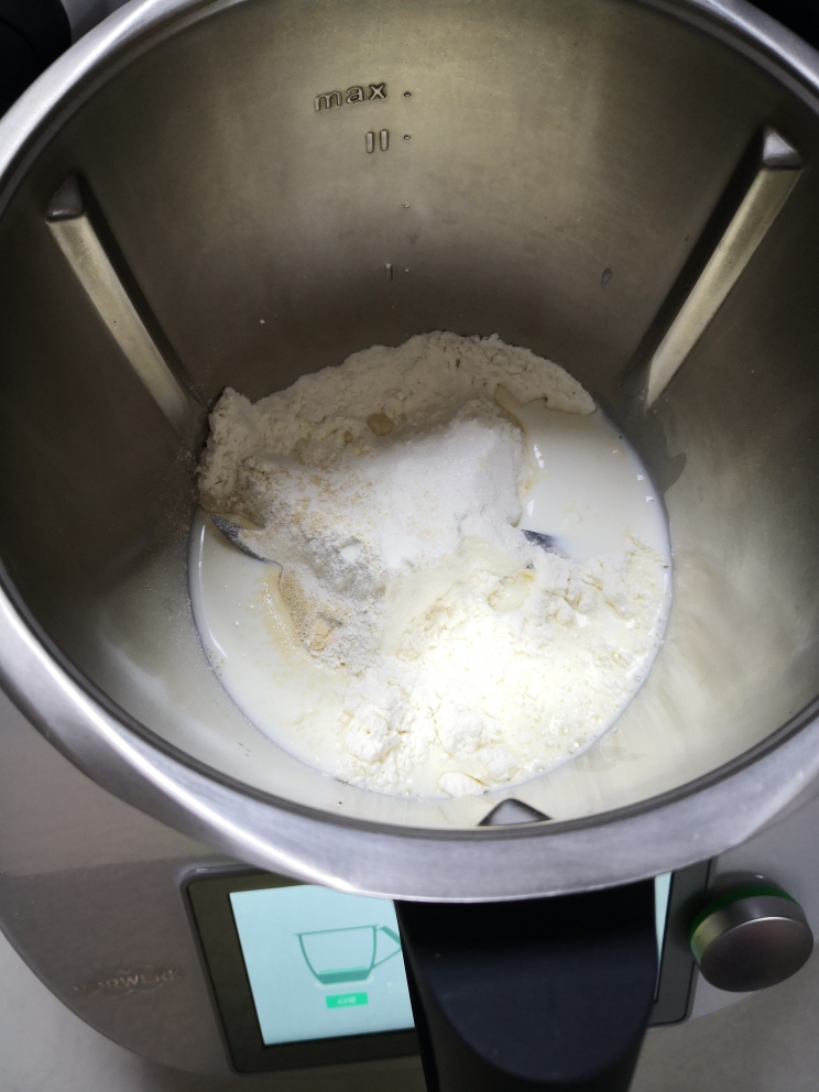 教你做最柔软的牛奶吐司（中种法）的做法 步骤1