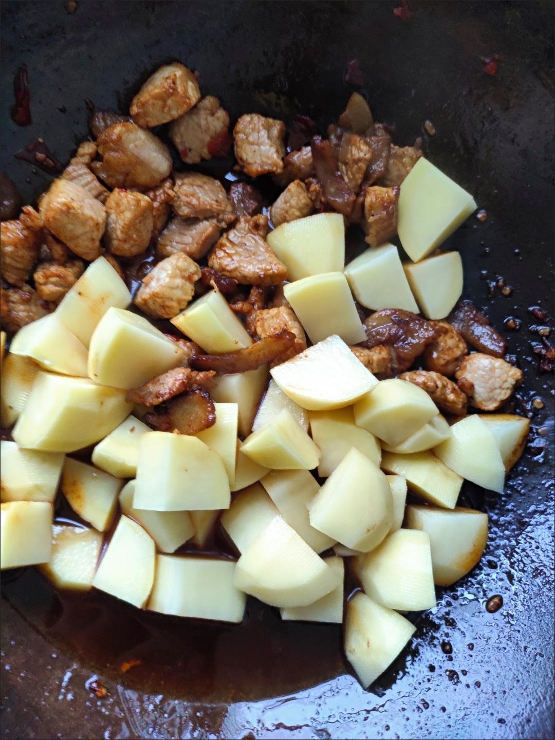 土豆烧肉的做法 步骤2