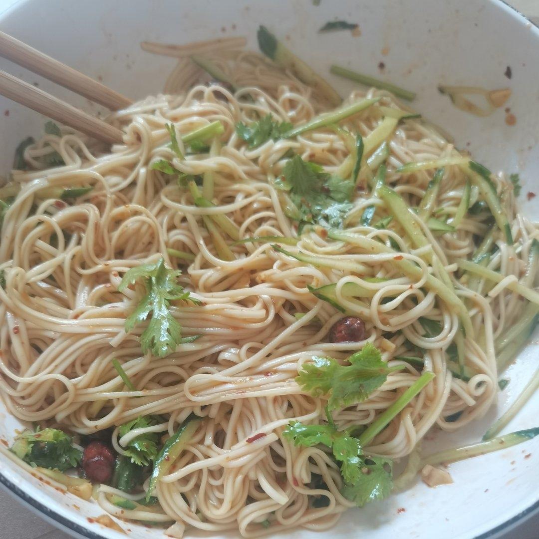 酸辣爽口的凉拌面！保证吃一次就上瘾